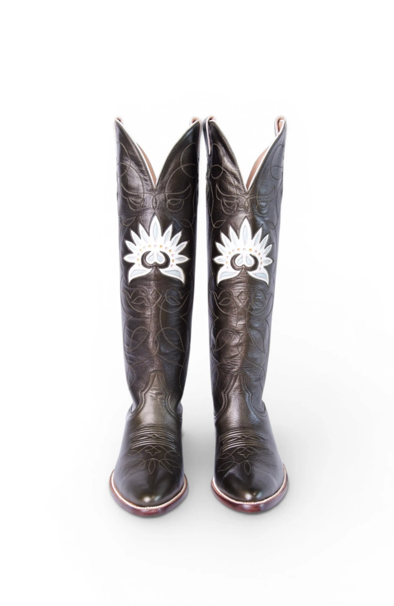 The Lotus / Le Lotus boots